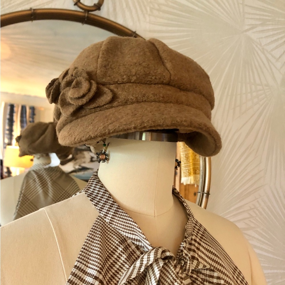 Women's Wool Camel Flower Accent Newsboy Cap Hat NWT